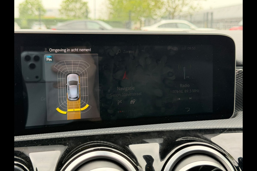 Mercedes-Benz A-Klasse 180 Premium Plus | Stoelverwarming | Ambiance Verlichting | Apple Carplay | Parkeersensoren | Navigatie | Keyless | High Performance LED | Grootlichtassistent | Cruise Control | Bluetooth | Airco