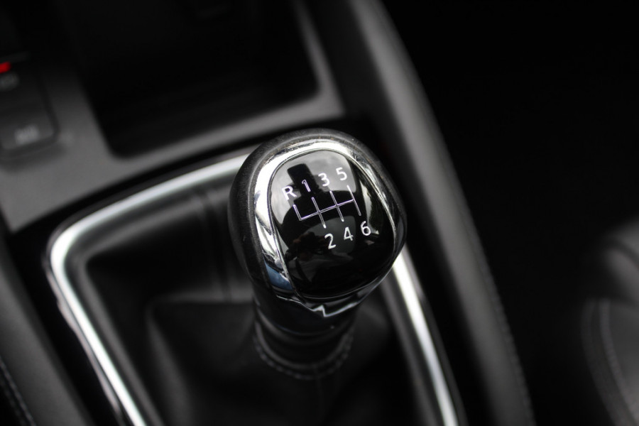 Nissan QASHQAI 1.2 Tekna / Trekhaak / Panoramadak / 360Camera / 19'' / Navigatie / Keyless / Stoelverwarming / DAB / Cruise Control