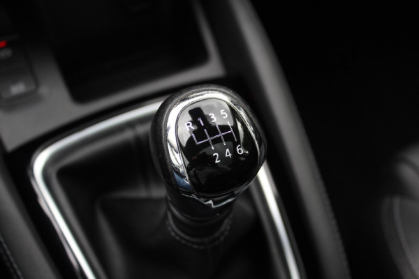 Nissan QASHQAI 1.2 Tekna / Trekhaak / Panoramadak / 360Camera / 19'' / Navigatie / Keyless / Stoelverwarming / DAB / Cruise Control