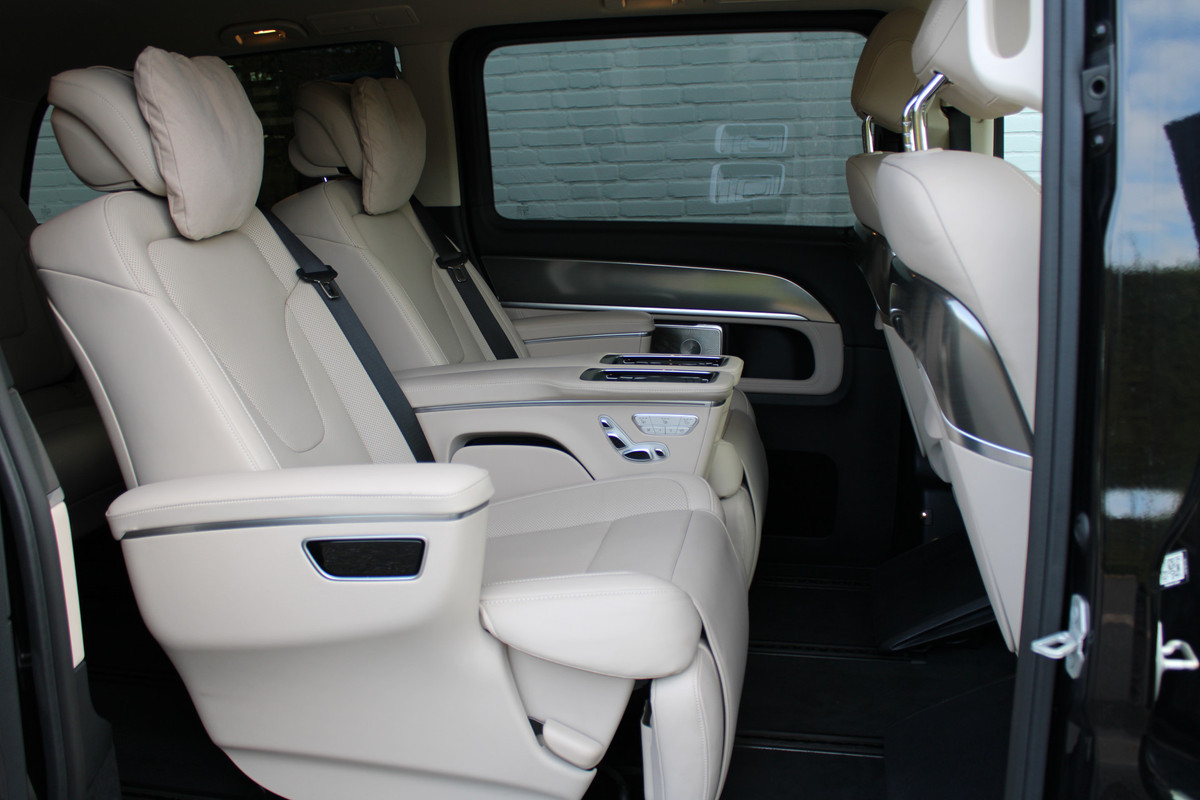 Mercedes-Benz V-Klasse 300d / XXL / AMG / Exclusive / 4-Matic / 7 Pers / Luchtv / Elec Stoel voor + Achter / Burmester / NIEUWSTAAT