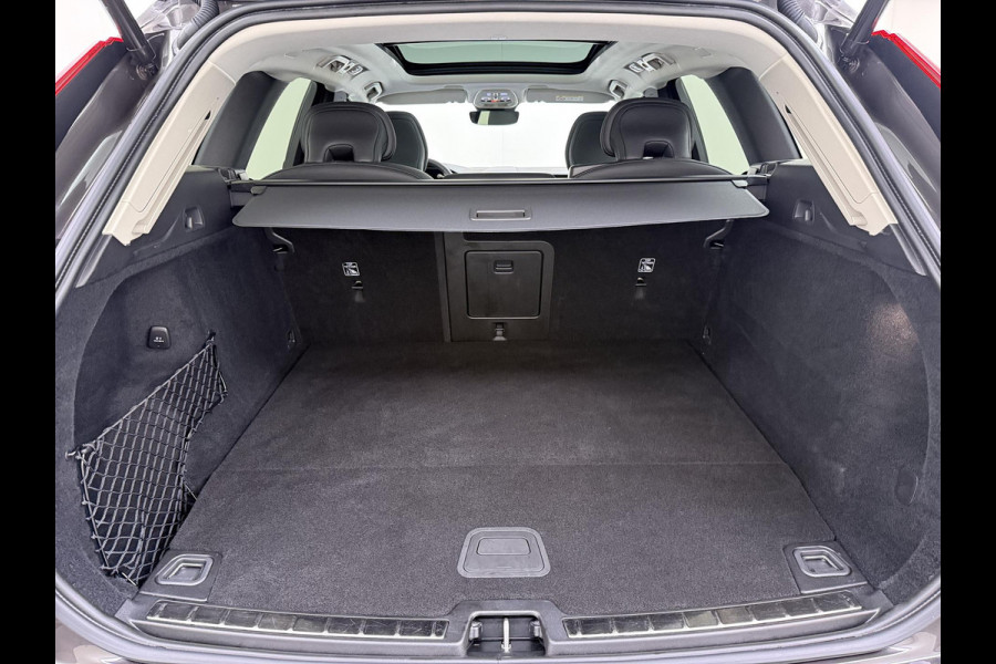 Volvo XC60 Plug-In Hybrid AWD T6 Plus Dark Recharge ADAPT. CRUISE CONTROL | STUUR & STOEL VERWARMING | PANORAMA DAK | 360 GRADEN CAMERA | ELEK. STOELEN MET GEHEUGEN | HARMAN/KARDON AUDIO