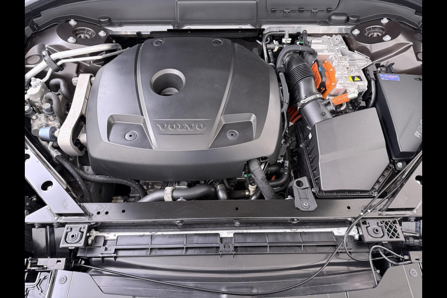 Volvo XC60 Plug-In Hybrid AWD T6 Plus Dark Recharge ADAPT. CRUISE CONTROL | STUUR & STOEL VERWARMING | PANORAMA DAK | 360 GRADEN CAMERA | ELEK. STOELEN MET GEHEUGEN | HARMAN/KARDON AUDIO