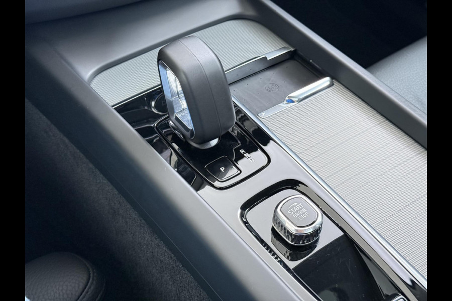 Volvo XC60 Plug-In Hybrid AWD T6 Plus Dark Recharge ADAPT. CRUISE CONTROL | STUUR & STOEL VERWARMING | PANORAMA DAK | 360 GRADEN CAMERA | ELEK. STOELEN MET GEHEUGEN | HARMAN/KARDON AUDIO