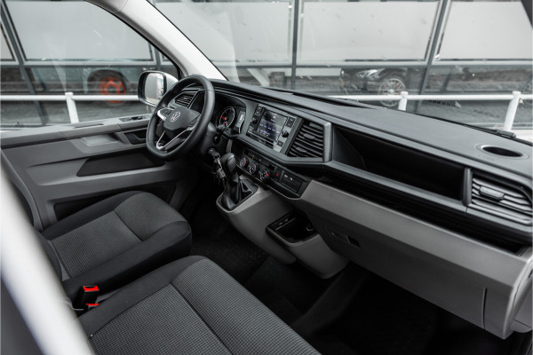 Volkswagen Transporter T6.1 2.0 TDI DSG L2H1 | AV Edition | Bi-Xenon | CarPlay | Camera | Cruise control | Trekhaak | MF Stuur | BPM Vrij