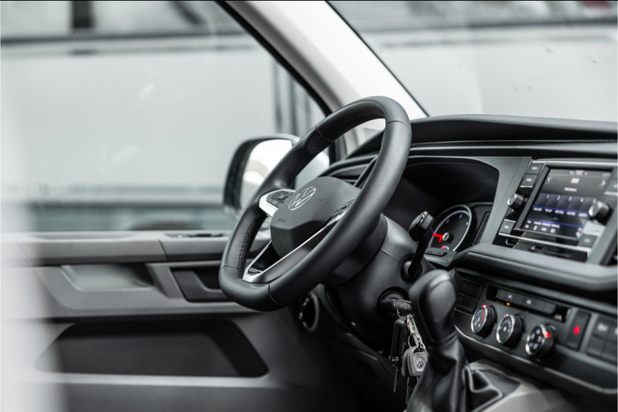 Volkswagen Transporter T6.1 2.0 TDI DSG L2H1 | AV Edition | Bi-Xenon | CarPlay | Camera | Cruise control | Trekhaak | MF Stuur | BPM Vrij