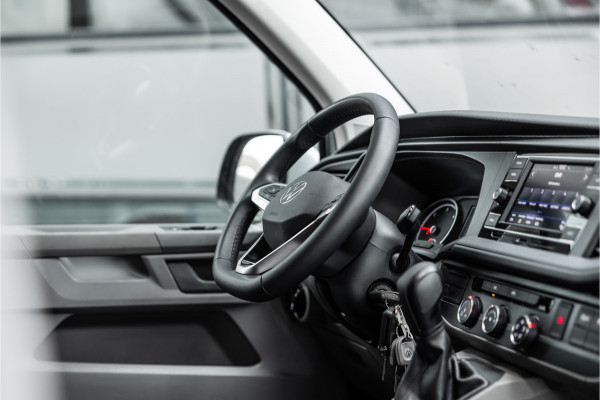 Volkswagen Transporter T6.1 2.0 TDI DSG L2H1 | AV Edition | Bi-Xenon | CarPlay | Camera | Cruise control | Trekhaak | MF Stuur | BPM Vrij