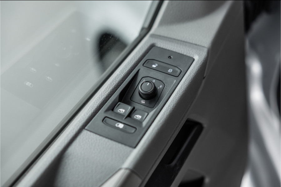 Volkswagen Transporter T6.1 2.0 TDI DSG L2H1 | AV Edition | Bi-Xenon | CarPlay | Camera | Cruise control | Trekhaak | MF Stuur | BPM Vrij