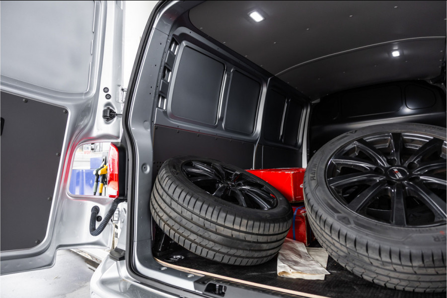 Volkswagen Transporter T6.1 2.0 TDI DSG L2H1 | AV Edition | Bi-Xenon | CarPlay | Camera | Cruise control | Trekhaak | MF Stuur | BPM Vrij