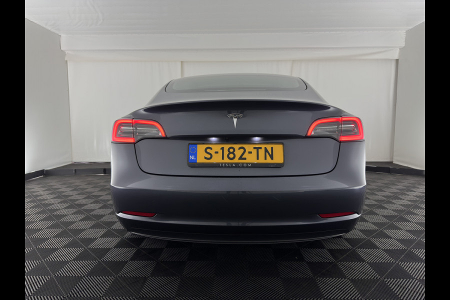 Tesla Model 3 RWD 60 kWh [3-Fase-11kW] {SoH-88%} (INCL-BTW) Aut. *PANO | AUTOPILOT | LEATHER | KEYLESS | FULL-LED | MEMORY-PACK | TOPVIEW | DAB | CARPLAY | DIGI-COCKPIT | LANE-ASSIST | HEATED-COMFORTSEATS | 18"ALU*