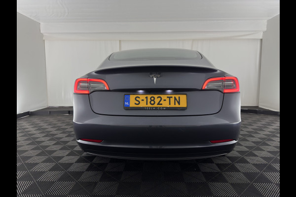 Tesla Model 3 RWD 60 kWh [3-Fase-11kW] {SoH-88%} (INCL-BTW) Aut. *PANO | AUTOPILOT | LEATHER | KEYLESS | FULL-LED | MEMORY-PACK | TOPVIEW | DAB | CARPLAY | DIGI-COCKPIT | LANE-ASSIST | HEATED-COMFORTSEATS | 18"ALU*