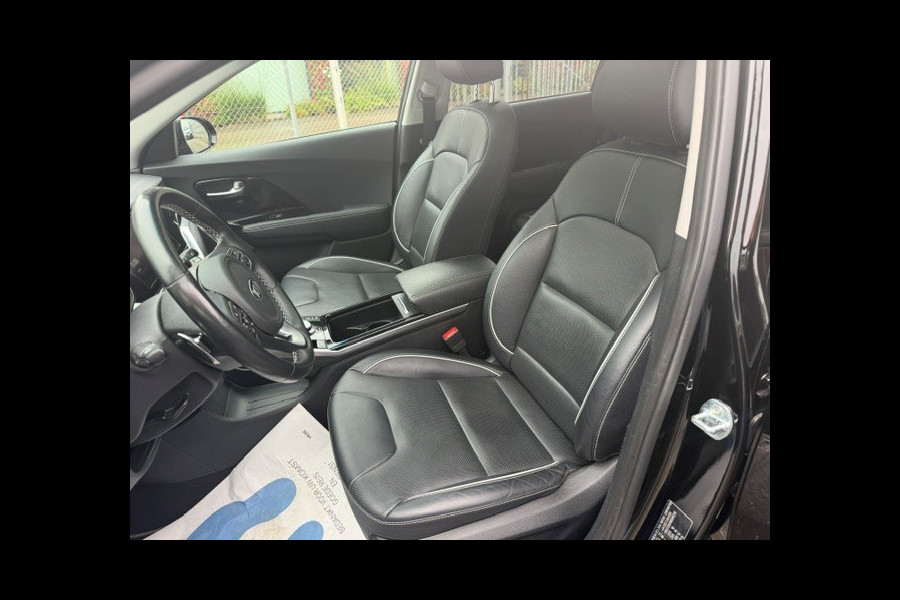 Kia e-Niro DynamicPlusLine 64 kWh AIRCO I NAV I LEDER INERIEUR I OPEN DAK I 1e EIGENAAR I COMPLETE ONDERHOUDSHISTORIE I SOH 95,3% MET 12 MAANDEN ALL-IN GARANTIE