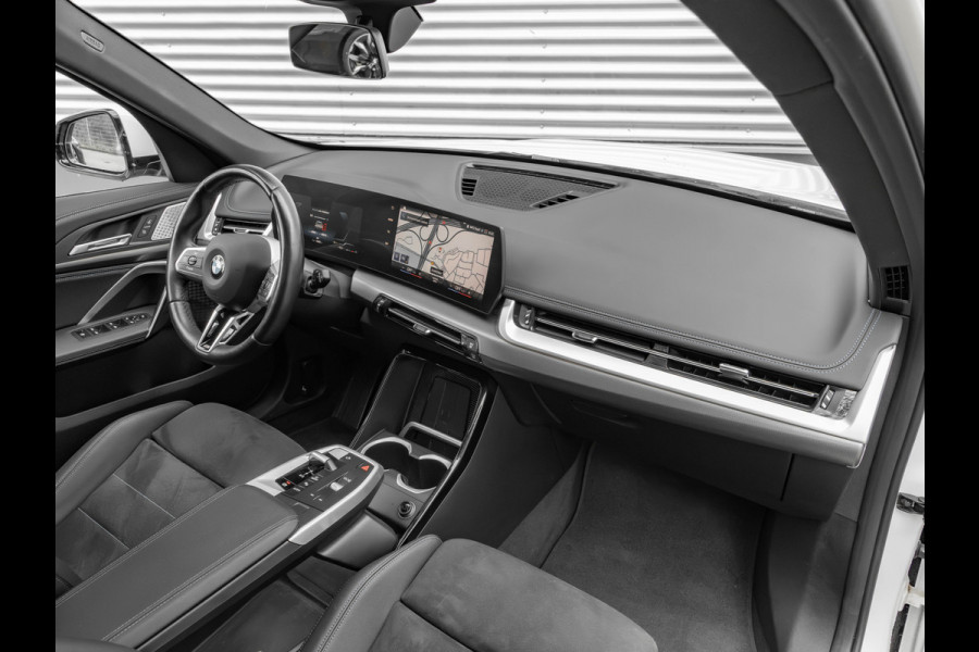 BMW X1 xDrive23i M-Sport - Pano - Trekhaak - Harman Kardon - Adaptief LED