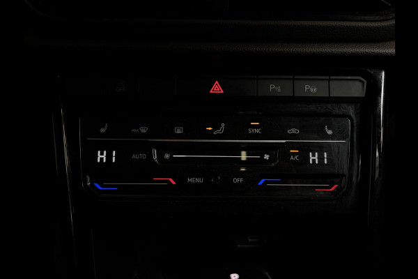 Volkswagen T-Roc 1.5 eTsi R-Line Automaat Climate control Adaptieve cruise control Panoramadak LED Navigatie Achteruitrijcamera Parkeersensoren Apple Carplay/ Android Auto Radio