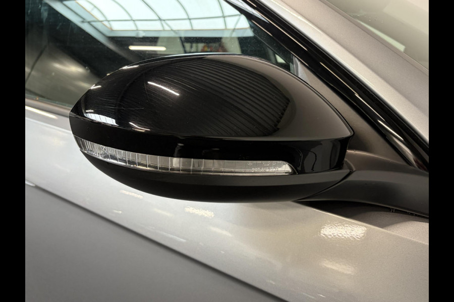 Volkswagen T-Roc 1.5 eTsi R-Line Automaat Climate control Adaptieve cruise control Panoramadak LED Navigatie Achteruitrijcamera Parkeersensoren Apple Carplay/ Android Auto Radio