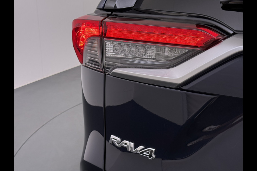 Toyota RAV4 2.5I Hybride Leer+Verwarming+Memory Adap.Cruise Navi Camera Ecc Apple Carplay Android Auto Miracast™ Elek.Achterklep Active Stuur+Voorruit+Achterbankverwarming Keyless Lane Assist Privacy Glas Lmv Elek.Stoel Bluetooth Led