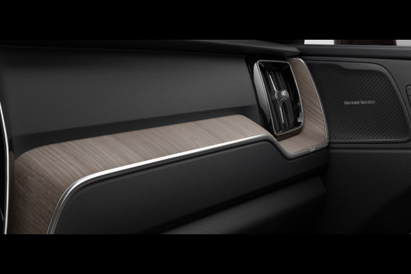 Volvo XC60 T6 333PK Automaat AWD Plus Bright Luchtvering/ Harman Kardon audio/ Adaptive cruise control/ Google services/ Panoramadak/ 21" Diamond Cut velgen/ Stoel en stuurverwarming/