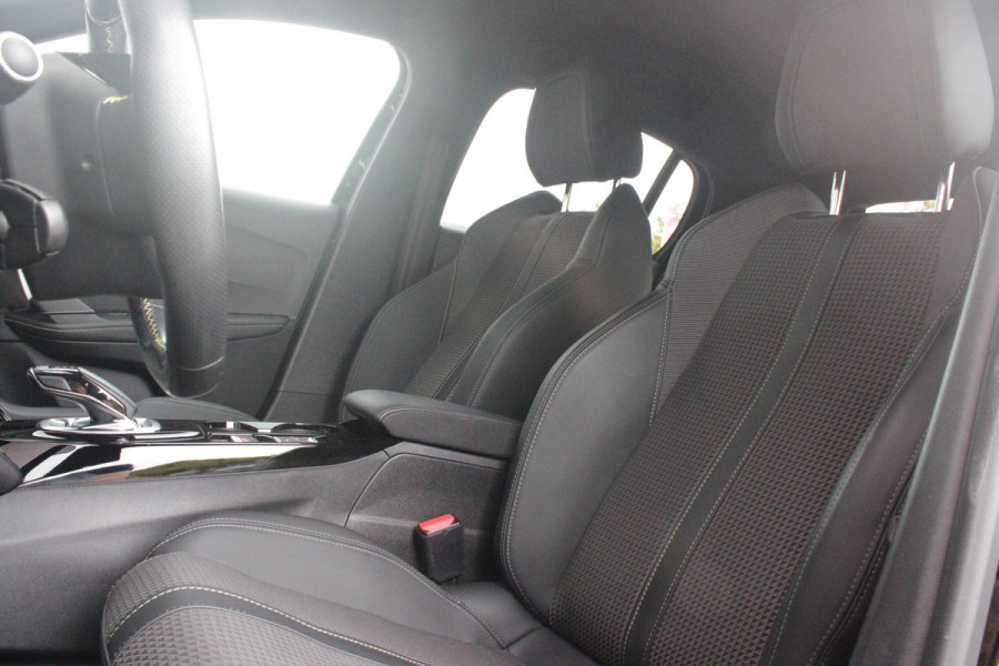Peugeot e-208 EV GT 136PK 50 kWh | NAVIGATIE 10" TOUCHSCREEN | APPLE CARPLAY/ANDROID AUTO | PARKEERSENSOREN VOOR + ACHTER | ACHTERUITRIJ CAMERA | FULL LED KOPLAMPEN | 17" LICHTMETALEN VELGEN | CLIMATE CONTROL | CRUISE CONTROL | DAB+ RADIO | REGEN/LICHT SENSOR | SNELLAAD FUNCTIE | ALL SEASON BANDEN |