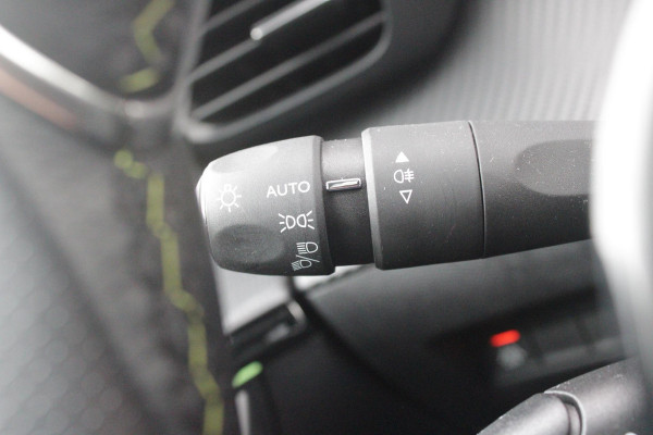 Peugeot e-208 EV GT 136PK 50 kWh | NAVIGATIE 10" TOUCHSCREEN | APPLE CARPLAY/ANDROID AUTO | PARKEERSENSOREN VOOR + ACHTER | ACHTERUITRIJ CAMERA | FULL LED KOPLAMPEN | 17" LICHTMETALEN VELGEN | CLIMATE CONTROL | CRUISE CONTROL | DAB+ RADIO | REGEN/LICHT SENSOR | SNELLAAD FUNCTIE | ALL SEASON BANDEN |