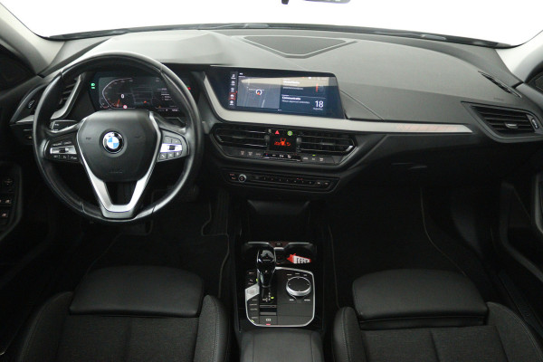 BMW 1-serie 118i (PANORAMADAK, PARKEERSENSOREN, NAVIGATIE, CRUISE CONTROL)