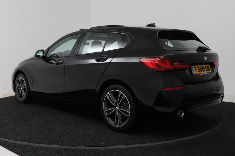 BMW 1-serie 118i (PANORAMADAK, PARKEERSENSOREN, NAVIGATIE, CRUISE CONTROL)