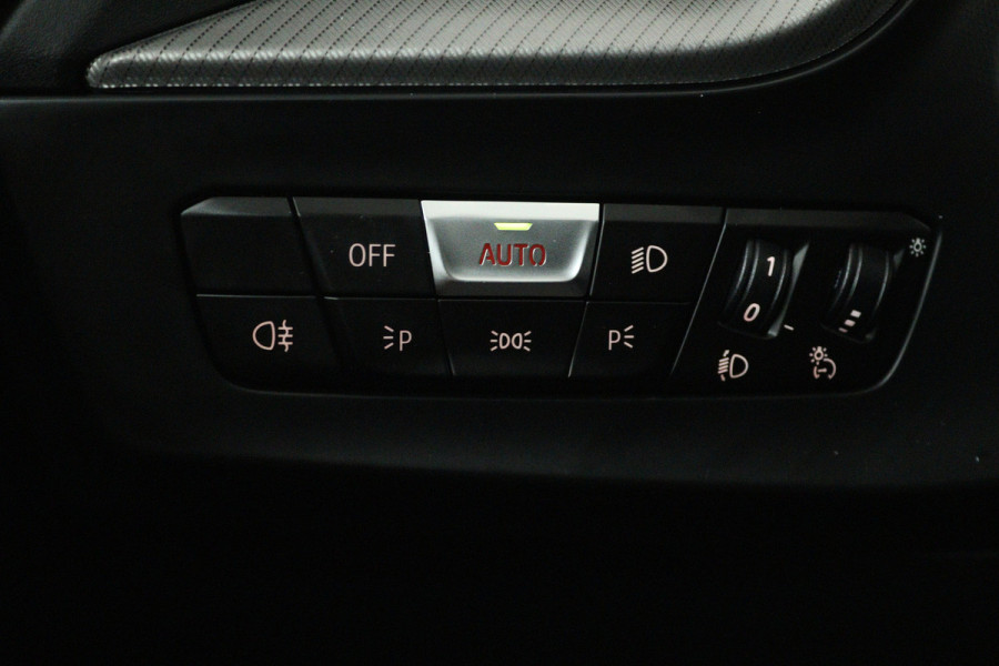 BMW 1-serie 118i (PANORAMADAK, PARKEERSENSOREN, NAVIGATIE, CRUISE CONTROL)