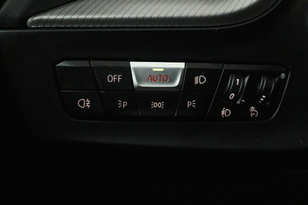 BMW 1-serie 118i (PANORAMADAK, PARKEERSENSOREN, NAVIGATIE, CRUISE CONTROL)