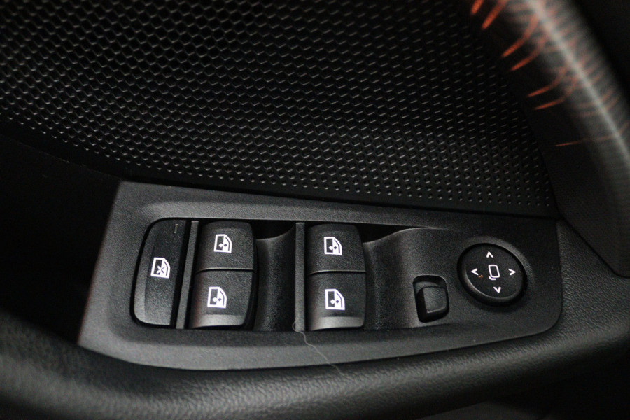 BMW 1-serie 118i (PANORAMADAK, PARKEERSENSOREN, NAVIGATIE, CRUISE CONTROL)