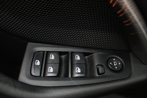 BMW 1-serie 118i (PANORAMADAK, PARKEERSENSOREN, NAVIGATIE, CRUISE CONTROL)