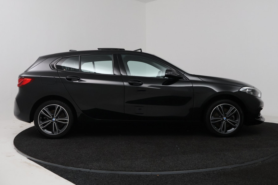 BMW 1-serie 118i (PANORAMADAK, PARKEERSENSOREN, NAVIGATIE, CRUISE CONTROL)