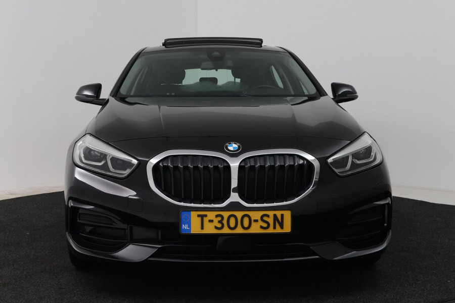 BMW 1-serie 118i (PANORAMADAK, PARKEERSENSOREN, NAVIGATIE, CRUISE CONTROL)
