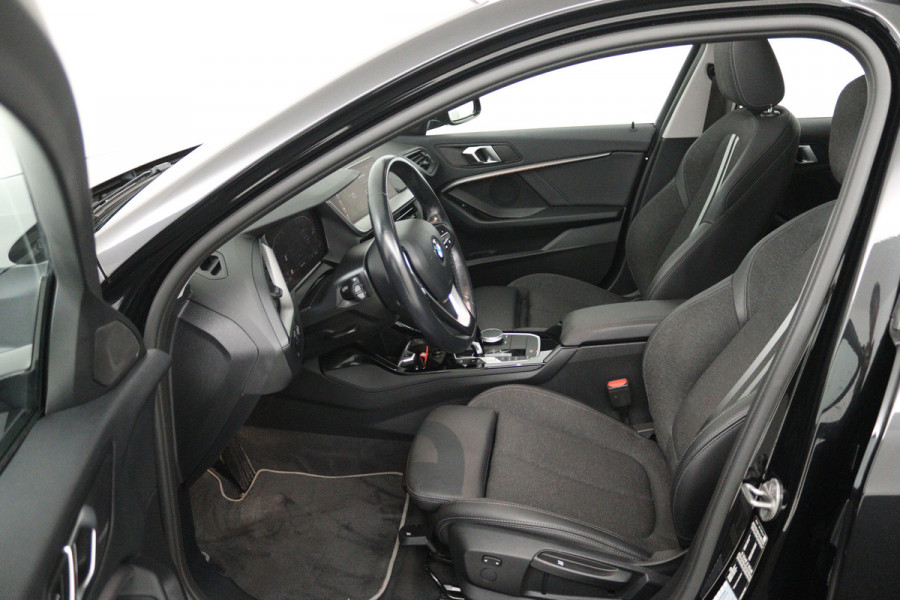 BMW 1-serie 118i (PANORAMADAK, PARKEERSENSOREN, NAVIGATIE, CRUISE CONTROL)