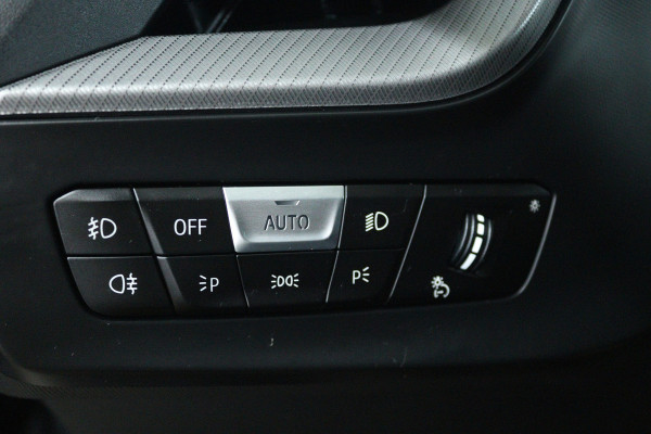 BMW 2 Serie Gran Coupé 218i High Executive (PANORAMADAK, CAMERA, STOELVERWARMING, NAVIGATIE)