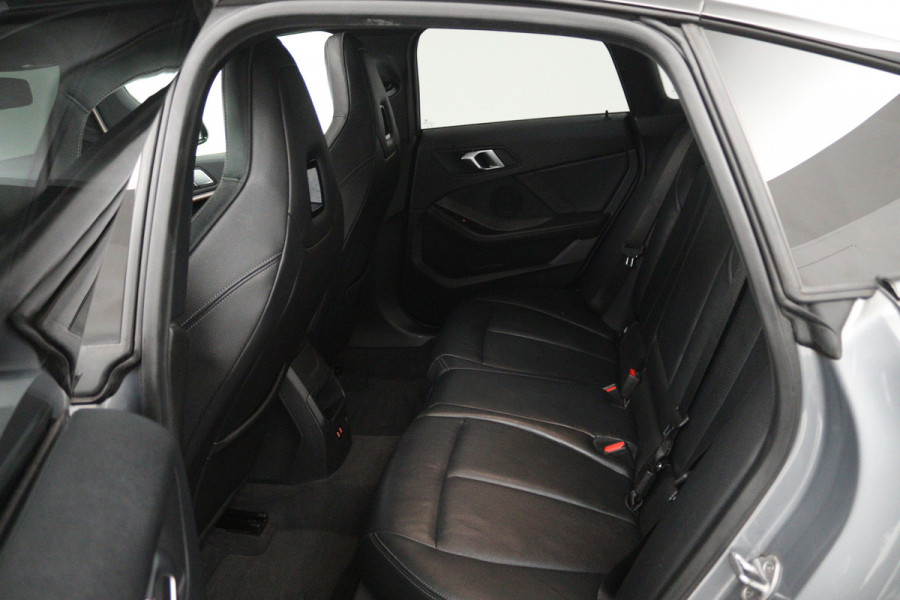 BMW 2 Serie Gran Coupé 218i High Executive (PANORAMADAK, CAMERA, STOELVERWARMING, NAVIGATIE)