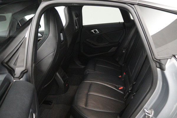 BMW 2 Serie Gran Coupé 218i High Executive (PANORAMADAK, CAMERA, STOELVERWARMING, NAVIGATIE)