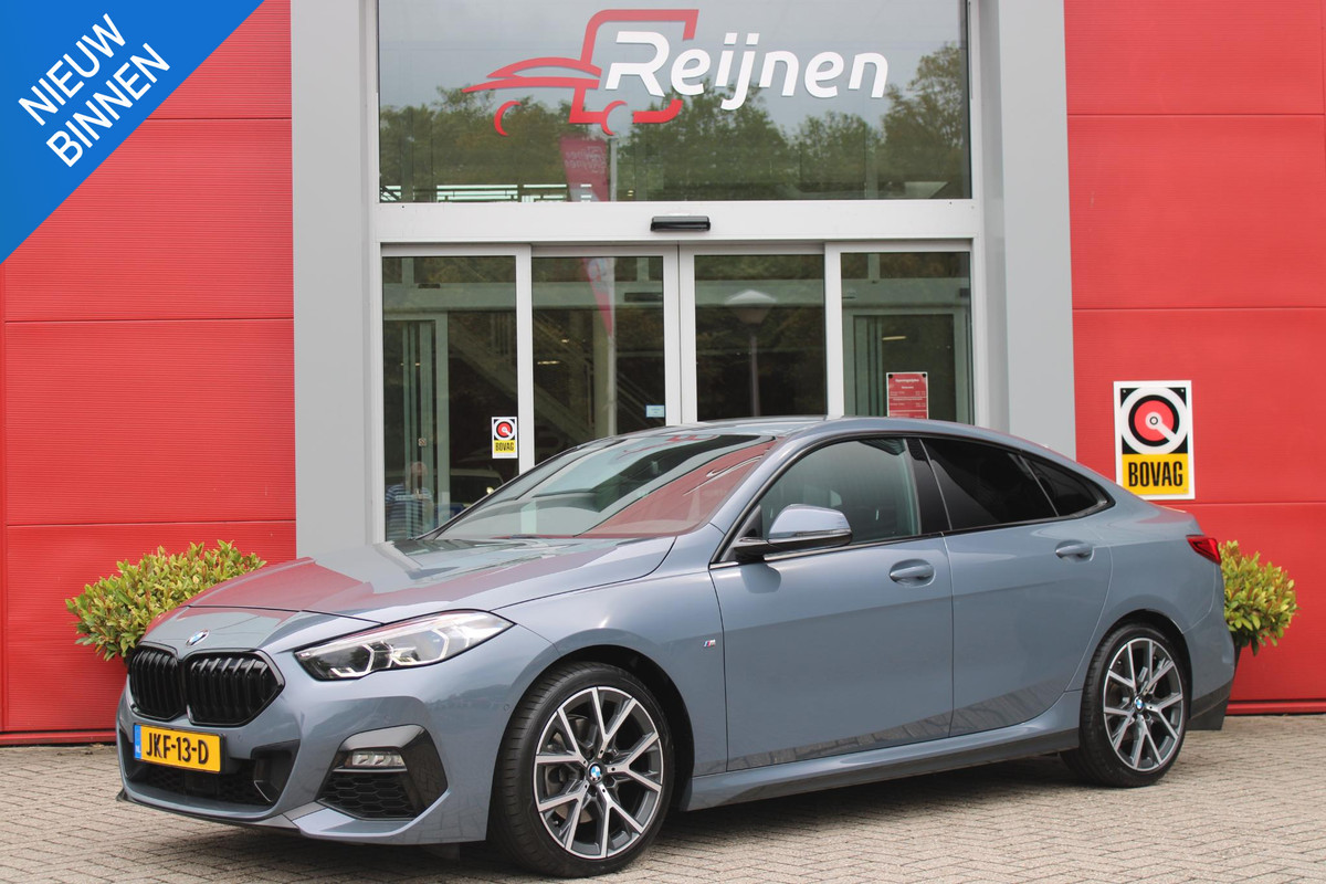 BMW 2 Serie Gran Coupé 218i M SPORT EDITION | TREKHAAK MET AFNEEMBARE KOGEL | HARMAN KARDON SOUND-SYSTEM | SFEER VERLICHTING | SHADOW LINE PAKKET | M-SPORT INTERIEUR | VERWARMBARE VOORSTOELEN | LEDEREN M-SPORT STUUR | NAVIGATIE | ACHTERUITRIJCAMERA | PARKEERSENSOREN VOOR EN ACHTER | ALARM | CLIMATE CONTROL | DRAADLOZE APPLE CARPLAY/ANDROID AUTO | LICHTMETALEN VELGEN 18'' M-SPORT (Y-SPAAK 553 M BICOLOR) | FULL LED KOPLAMPEN | LANE ASSIST | DAB+ RADIO | WARMTE WEREND GLAS  | EXTRA GETINTE ACHTERRUITEN | DODEHOEK BEWAKING | ELEKTRISCH VERSTELBARE EN INKLAPBARE BUITENSPIEGELS | BUITEN
