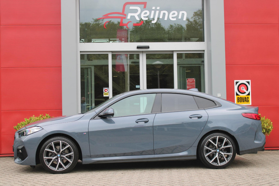 BMW 2 Serie Gran Coupé 218i M SPORT EDITION | TREKHAAK MET AFNEEMBARE KOGEL | HARMAN KARDON SOUND-SYSTEM | SFEER VERLICHTING | SHADOW LINE PAKKET | M-SPORT INTERIEUR | VERWARMBARE VOORSTOELEN | LEDEREN M-SPORT STUUR | NAVIGATIE | ACHTERUITRIJCAMERA | PARKEERSENSOREN VOOR EN ACHTER | ALARM | CLIMATE CONTROL | DRAADLOZE APPLE CARPLAY/ANDROID AUTO | LICHTMETALEN VELGEN 18'' M-SPORT (Y-SPAAK 553 M BICOLOR) | FULL LED KOPLAMPEN | LANE ASSIST | DAB+ RADIO | WARMTE WEREND GLAS  | EXTRA GETINTE ACHTERRUITEN | DODEHOEK BEWAKING | ELEKTRISCH VERSTELBARE EN INKLAPBARE BUITENSPIEGELS | BUITEN