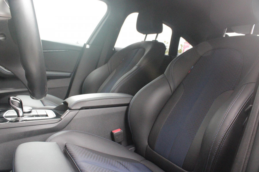 BMW 2 Serie Gran Coupé 218i M SPORT EDITION | TREKHAAK MET AFNEEMBARE KOGEL | HARMAN KARDON SOUND-SYSTEM | SFEER VERLICHTING | SHADOW LINE PAKKET | M-SPORT INTERIEUR | VERWARMBARE VOORSTOELEN | LEDEREN M-SPORT STUUR | NAVIGATIE | ACHTERUITRIJCAMERA | PARKEERSENSOREN VOOR EN ACHTER | ALARM | CLIMATE CONTROL | DRAADLOZE APPLE CARPLAY/ANDROID AUTO | LICHTMETALEN VELGEN 18'' M-SPORT (Y-SPAAK 553 M BICOLOR) | FULL LED KOPLAMPEN | LANE ASSIST | DAB+ RADIO | WARMTE WEREND GLAS  | EXTRA GETINTE ACHTERRUITEN | DODEHOEK BEWAKING | ELEKTRISCH VERSTELBARE EN INKLAPBARE BUITENSPIEGELS | BUITEN