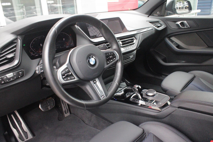 BMW 2 Serie Gran Coupé 218i M SPORT EDITION | TREKHAAK MET AFNEEMBARE KOGEL | HARMAN KARDON SOUND-SYSTEM | SFEER VERLICHTING | SHADOW LINE PAKKET | M-SPORT INTERIEUR | VERWARMBARE VOORSTOELEN | LEDEREN M-SPORT STUUR | NAVIGATIE | ACHTERUITRIJCAMERA | PARKEERSENSOREN VOOR EN ACHTER | ALARM | CLIMATE CONTROL | DRAADLOZE APPLE CARPLAY/ANDROID AUTO | LICHTMETALEN VELGEN 18'' M-SPORT (Y-SPAAK 553 M BICOLOR) | FULL LED KOPLAMPEN | LANE ASSIST | DAB+ RADIO | WARMTE WEREND GLAS  | EXTRA GETINTE ACHTERRUITEN | DODEHOEK BEWAKING | ELEKTRISCH VERSTELBARE EN INKLAPBARE BUITENSPIEGELS | BUITEN
