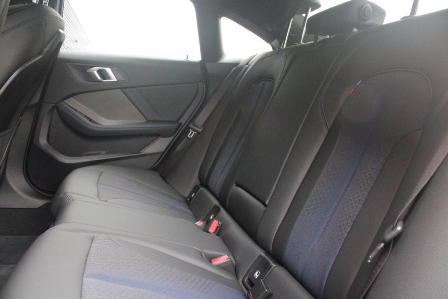 BMW 2 Serie Gran Coupé 218i M SPORT EDITION | TREKHAAK MET AFNEEMBARE KOGEL | HARMAN KARDON SOUND-SYSTEM | SFEER VERLICHTING | SHADOW LINE PAKKET | M-SPORT INTERIEUR | VERWARMBARE VOORSTOELEN | LEDEREN M-SPORT STUUR | NAVIGATIE | ACHTERUITRIJCAMERA | PARKEERSENSOREN VOOR EN ACHTER | ALARM | CLIMATE CONTROL | DRAADLOZE APPLE CARPLAY/ANDROID AUTO | LICHTMETALEN VELGEN 18'' M-SPORT (Y-SPAAK 553 M BICOLOR) | FULL LED KOPLAMPEN | LANE ASSIST | DAB+ RADIO | WARMTE WEREND GLAS  | EXTRA GETINTE ACHTERRUITEN | DODEHOEK BEWAKING | ELEKTRISCH VERSTELBARE EN INKLAPBARE BUITENSPIEGELS | BUITEN