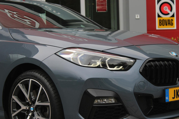 BMW 2 Serie Gran Coupé 218i M SPORT EDITION | TREKHAAK MET AFNEEMBARE KOGEL | HARMAN KARDON SOUND-SYSTEM | SFEER VERLICHTING | SHADOW LINE PAKKET | M-SPORT INTERIEUR | VERWARMBARE VOORSTOELEN | LEDEREN M-SPORT STUUR | NAVIGATIE | ACHTERUITRIJCAMERA | PARKEERSENSOREN VOOR EN ACHTER | ALARM | CLIMATE CONTROL | DRAADLOZE APPLE CARPLAY/ANDROID AUTO | LICHTMETALEN VELGEN 18'' M-SPORT (Y-SPAAK 553 M BICOLOR) | FULL LED KOPLAMPEN | LANE ASSIST | DAB+ RADIO | WARMTE WEREND GLAS  | EXTRA GETINTE ACHTERRUITEN | DODEHOEK BEWAKING | ELEKTRISCH VERSTELBARE EN INKLAPBARE BUITENSPIEGELS | BUITEN