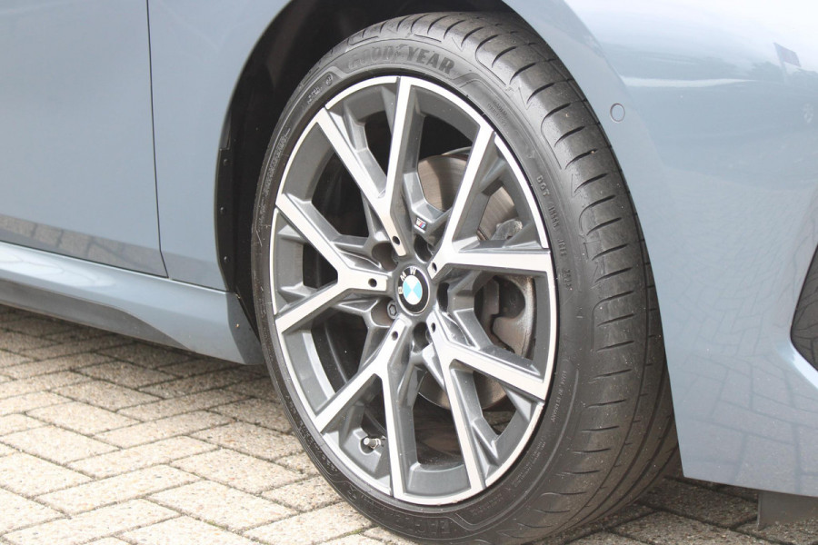 BMW 2 Serie Gran Coupé 218i M SPORT EDITION | TREKHAAK MET AFNEEMBARE KOGEL | HARMAN KARDON SOUND-SYSTEM | SFEER VERLICHTING | SHADOW LINE PAKKET | M-SPORT INTERIEUR | VERWARMBARE VOORSTOELEN | LEDEREN M-SPORT STUUR | NAVIGATIE | ACHTERUITRIJCAMERA | PARKEERSENSOREN VOOR EN ACHTER | ALARM | CLIMATE CONTROL | DRAADLOZE APPLE CARPLAY/ANDROID AUTO | LICHTMETALEN VELGEN 18'' M-SPORT (Y-SPAAK 553 M BICOLOR) | FULL LED KOPLAMPEN | LANE ASSIST | DAB+ RADIO | WARMTE WEREND GLAS  | EXTRA GETINTE ACHTERRUITEN | DODEHOEK BEWAKING | ELEKTRISCH VERSTELBARE EN INKLAPBARE BUITENSPIEGELS | BUITEN