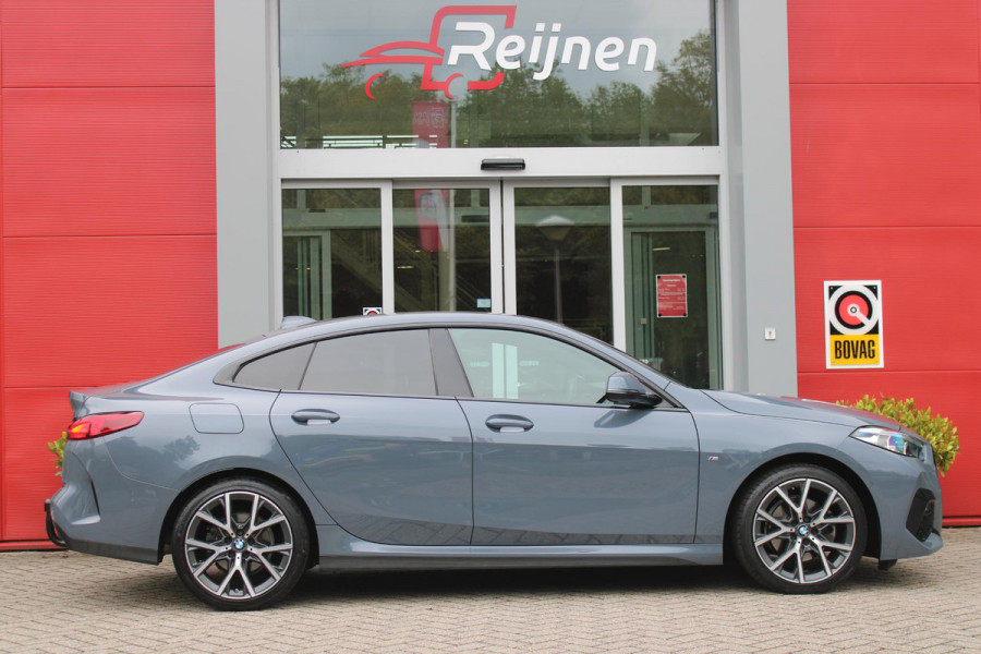 BMW 2 Serie Gran Coupé 218i M SPORT EDITION | TREKHAAK MET AFNEEMBARE KOGEL | HARMAN KARDON SOUND-SYSTEM | SFEER VERLICHTING | SHADOW LINE PAKKET | M-SPORT INTERIEUR | VERWARMBARE VOORSTOELEN | LEDEREN M-SPORT STUUR | NAVIGATIE | ACHTERUITRIJCAMERA | PARKEERSENSOREN VOOR EN ACHTER | ALARM | CLIMATE CONTROL | DRAADLOZE APPLE CARPLAY/ANDROID AUTO | LICHTMETALEN VELGEN 18'' M-SPORT (Y-SPAAK 553 M BICOLOR) | FULL LED KOPLAMPEN | LANE ASSIST | DAB+ RADIO | WARMTE WEREND GLAS  | EXTRA GETINTE ACHTERRUITEN | DODEHOEK BEWAKING | ELEKTRISCH VERSTELBARE EN INKLAPBARE BUITENSPIEGELS | BUITEN