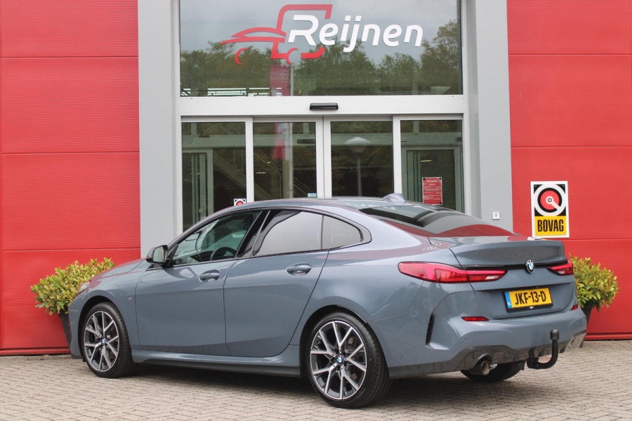 BMW 2 Serie Gran Coupé 218i M SPORT EDITION | TREKHAAK MET AFNEEMBARE KOGEL | HARMAN KARDON SOUND-SYSTEM | SFEER VERLICHTING | SHADOW LINE PAKKET | M-SPORT INTERIEUR | VERWARMBARE VOORSTOELEN | LEDEREN M-SPORT STUUR | NAVIGATIE | ACHTERUITRIJCAMERA | PARKEERSENSOREN VOOR EN ACHTER | ALARM | CLIMATE CONTROL | DRAADLOZE APPLE CARPLAY/ANDROID AUTO | LICHTMETALEN VELGEN 18'' M-SPORT (Y-SPAAK 553 M BICOLOR) | FULL LED KOPLAMPEN | LANE ASSIST | DAB+ RADIO | WARMTE WEREND GLAS  | EXTRA GETINTE ACHTERRUITEN | DODEHOEK BEWAKING | ELEKTRISCH VERSTELBARE EN INKLAPBARE BUITENSPIEGELS | BUITEN