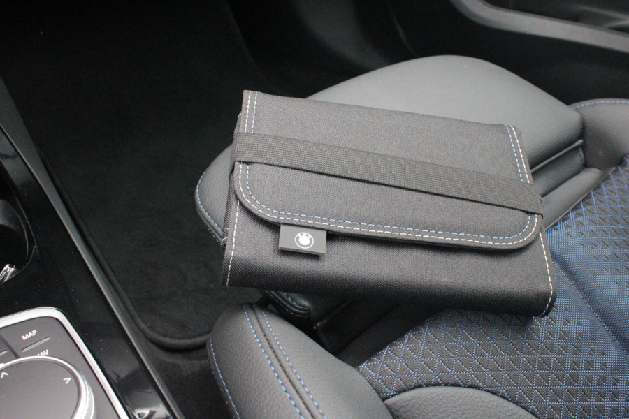 BMW 2 Serie Gran Coupé 218i M SPORT EDITION | TREKHAAK MET AFNEEMBARE KOGEL | HARMAN KARDON SOUND-SYSTEM | SFEER VERLICHTING | SHADOW LINE PAKKET | M-SPORT INTERIEUR | VERWARMBARE VOORSTOELEN | LEDEREN M-SPORT STUUR | NAVIGATIE | ACHTERUITRIJCAMERA | PARKEERSENSOREN VOOR EN ACHTER | ALARM | CLIMATE CONTROL | DRAADLOZE APPLE CARPLAY/ANDROID AUTO | LICHTMETALEN VELGEN 18'' M-SPORT (Y-SPAAK 553 M BICOLOR) | FULL LED KOPLAMPEN | LANE ASSIST | DAB+ RADIO | WARMTE WEREND GLAS  | EXTRA GETINTE ACHTERRUITEN | DODEHOEK BEWAKING | ELEKTRISCH VERSTELBARE EN INKLAPBARE BUITENSPIEGELS | BUITEN