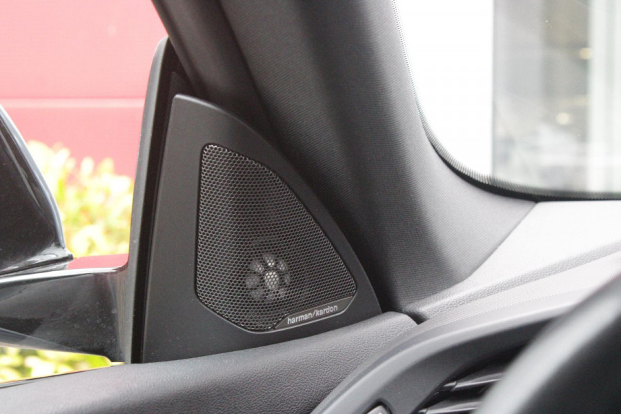 BMW 2 Serie Gran Coupé 218i M SPORT EDITION | TREKHAAK MET AFNEEMBARE KOGEL | HARMAN KARDON SOUND-SYSTEM | SFEER VERLICHTING | SHADOW LINE PAKKET | M-SPORT INTERIEUR | VERWARMBARE VOORSTOELEN | LEDEREN M-SPORT STUUR | NAVIGATIE | ACHTERUITRIJCAMERA | PARKEERSENSOREN VOOR EN ACHTER | ALARM | CLIMATE CONTROL | DRAADLOZE APPLE CARPLAY/ANDROID AUTO | LICHTMETALEN VELGEN 18'' M-SPORT (Y-SPAAK 553 M BICOLOR) | FULL LED KOPLAMPEN | LANE ASSIST | DAB+ RADIO | WARMTE WEREND GLAS  | EXTRA GETINTE ACHTERRUITEN | DODEHOEK BEWAKING | ELEKTRISCH VERSTELBARE EN INKLAPBARE BUITENSPIEGELS | BUITEN