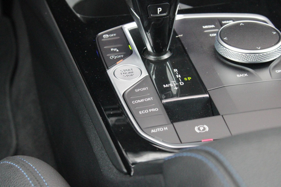 BMW 2 Serie Gran Coupé 218i M SPORT EDITION | TREKHAAK MET AFNEEMBARE KOGEL | HARMAN KARDON SOUND-SYSTEM | SFEER VERLICHTING | SHADOW LINE PAKKET | M-SPORT INTERIEUR | VERWARMBARE VOORSTOELEN | LEDEREN M-SPORT STUUR | NAVIGATIE | ACHTERUITRIJCAMERA | PARKEERSENSOREN VOOR EN ACHTER | ALARM | CLIMATE CONTROL | DRAADLOZE APPLE CARPLAY/ANDROID AUTO | LICHTMETALEN VELGEN 18'' M-SPORT (Y-SPAAK 553 M BICOLOR) | FULL LED KOPLAMPEN | LANE ASSIST | DAB+ RADIO | WARMTE WEREND GLAS  | EXTRA GETINTE ACHTERRUITEN | DODEHOEK BEWAKING | ELEKTRISCH VERSTELBARE EN INKLAPBARE BUITENSPIEGELS | BUITEN