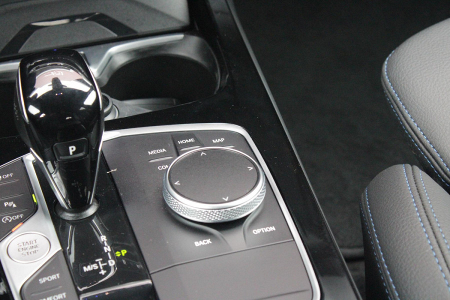 BMW 2 Serie Gran Coupé 218i M SPORT EDITION | TREKHAAK MET AFNEEMBARE KOGEL | HARMAN KARDON SOUND-SYSTEM | SFEER VERLICHTING | SHADOW LINE PAKKET | M-SPORT INTERIEUR | VERWARMBARE VOORSTOELEN | LEDEREN M-SPORT STUUR | NAVIGATIE | ACHTERUITRIJCAMERA | PARKEERSENSOREN VOOR EN ACHTER | ALARM | CLIMATE CONTROL | DRAADLOZE APPLE CARPLAY/ANDROID AUTO | LICHTMETALEN VELGEN 18'' M-SPORT (Y-SPAAK 553 M BICOLOR) | FULL LED KOPLAMPEN | LANE ASSIST | DAB+ RADIO | WARMTE WEREND GLAS  | EXTRA GETINTE ACHTERRUITEN | DODEHOEK BEWAKING | ELEKTRISCH VERSTELBARE EN INKLAPBARE BUITENSPIEGELS | BUITEN
