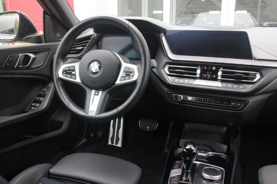 BMW 2 Serie Gran Coupé 218i M SPORT EDITION | TREKHAAK MET AFNEEMBARE KOGEL | HARMAN KARDON SOUND-SYSTEM | SFEER VERLICHTING | SHADOW LINE PAKKET | M-SPORT INTERIEUR | VERWARMBARE VOORSTOELEN | LEDEREN M-SPORT STUUR | NAVIGATIE | ACHTERUITRIJCAMERA | PARKEERSENSOREN VOOR EN ACHTER | ALARM | CLIMATE CONTROL | DRAADLOZE APPLE CARPLAY/ANDROID AUTO | LICHTMETALEN VELGEN 18'' M-SPORT (Y-SPAAK 553 M BICOLOR) | FULL LED KOPLAMPEN | LANE ASSIST | DAB+ RADIO | WARMTE WEREND GLAS  | EXTRA GETINTE ACHTERRUITEN | DODEHOEK BEWAKING | ELEKTRISCH VERSTELBARE EN INKLAPBARE BUITENSPIEGELS | BUITEN