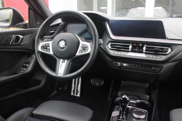 BMW 2 Serie Gran Coupé 218i M SPORT EDITION | TREKHAAK MET AFNEEMBARE KOGEL | HARMAN KARDON SOUND-SYSTEM | SFEER VERLICHTING | SHADOW LINE PAKKET | M-SPORT INTERIEUR | VERWARMBARE VOORSTOELEN | LEDEREN M-SPORT STUUR | NAVIGATIE | ACHTERUITRIJCAMERA | PARKEERSENSOREN VOOR EN ACHTER | ALARM | CLIMATE CONTROL | DRAADLOZE APPLE CARPLAY/ANDROID AUTO | LICHTMETALEN VELGEN 18'' M-SPORT (Y-SPAAK 553 M BICOLOR) | FULL LED KOPLAMPEN | LANE ASSIST | DAB+ RADIO | WARMTE WEREND GLAS  | EXTRA GETINTE ACHTERRUITEN | DODEHOEK BEWAKING | ELEKTRISCH VERSTELBARE EN INKLAPBARE BUITENSPIEGELS | BUITEN