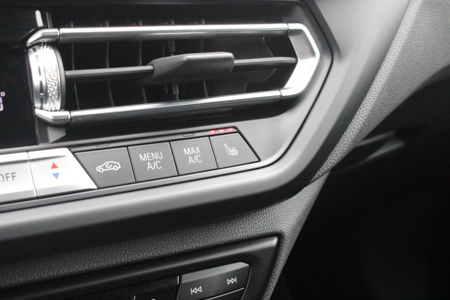 BMW 2 Serie Gran Coupé 218i M SPORT EDITION | TREKHAAK MET AFNEEMBARE KOGEL | HARMAN KARDON SOUND-SYSTEM | SFEER VERLICHTING | SHADOW LINE PAKKET | M-SPORT INTERIEUR | VERWARMBARE VOORSTOELEN | LEDEREN M-SPORT STUUR | NAVIGATIE | ACHTERUITRIJCAMERA | PARKEERSENSOREN VOOR EN ACHTER | ALARM | CLIMATE CONTROL | DRAADLOZE APPLE CARPLAY/ANDROID AUTO | LICHTMETALEN VELGEN 18'' M-SPORT (Y-SPAAK 553 M BICOLOR) | FULL LED KOPLAMPEN | LANE ASSIST | DAB+ RADIO | WARMTE WEREND GLAS  | EXTRA GETINTE ACHTERRUITEN | DODEHOEK BEWAKING | ELEKTRISCH VERSTELBARE EN INKLAPBARE BUITENSPIEGELS | BUITEN